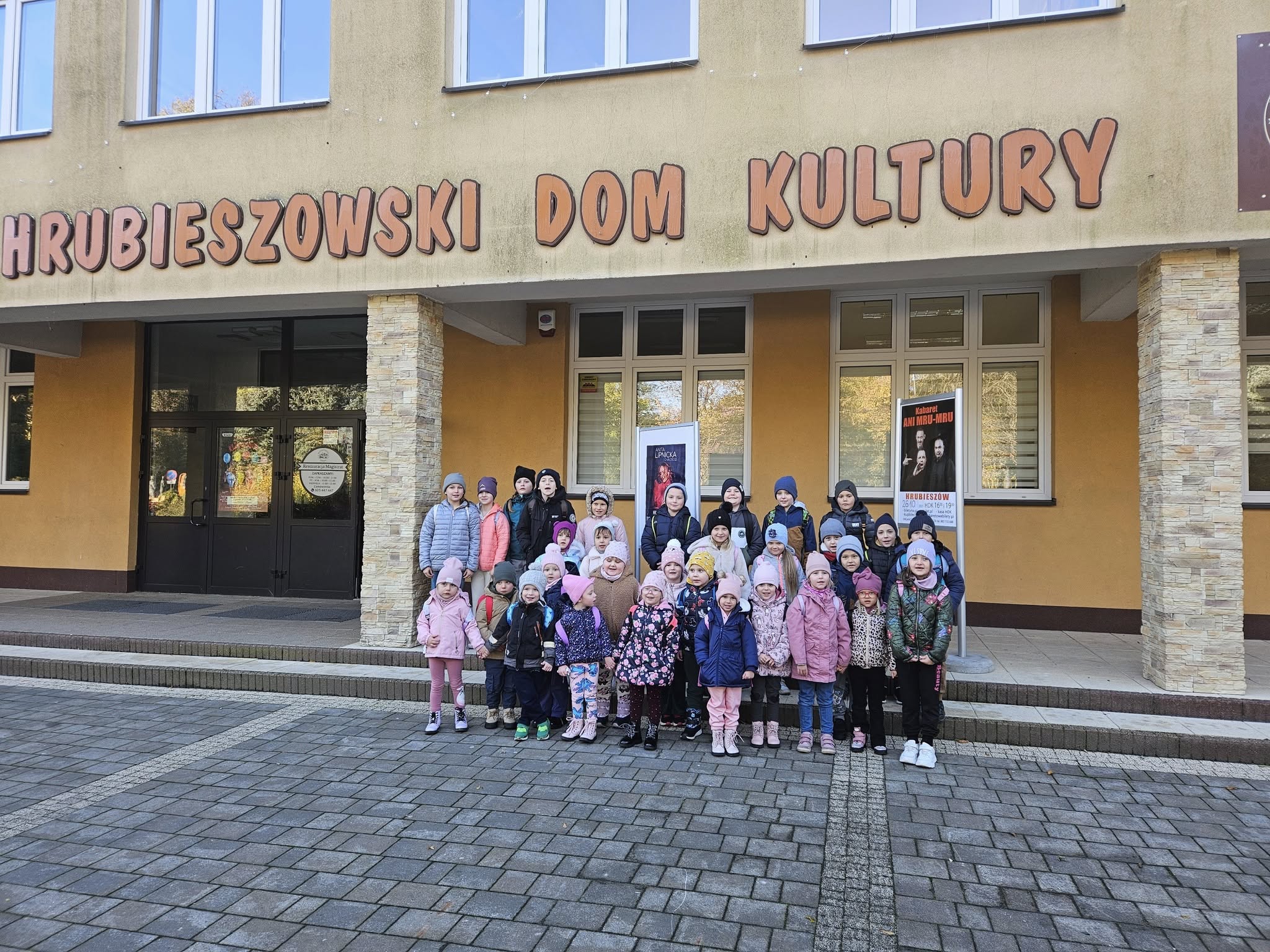 Uczniowie szkoły stoją przed Hrubieszowskim Domem Kultury. 