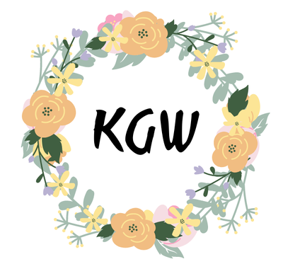 Litery KGW w środku wianka z kwiatów