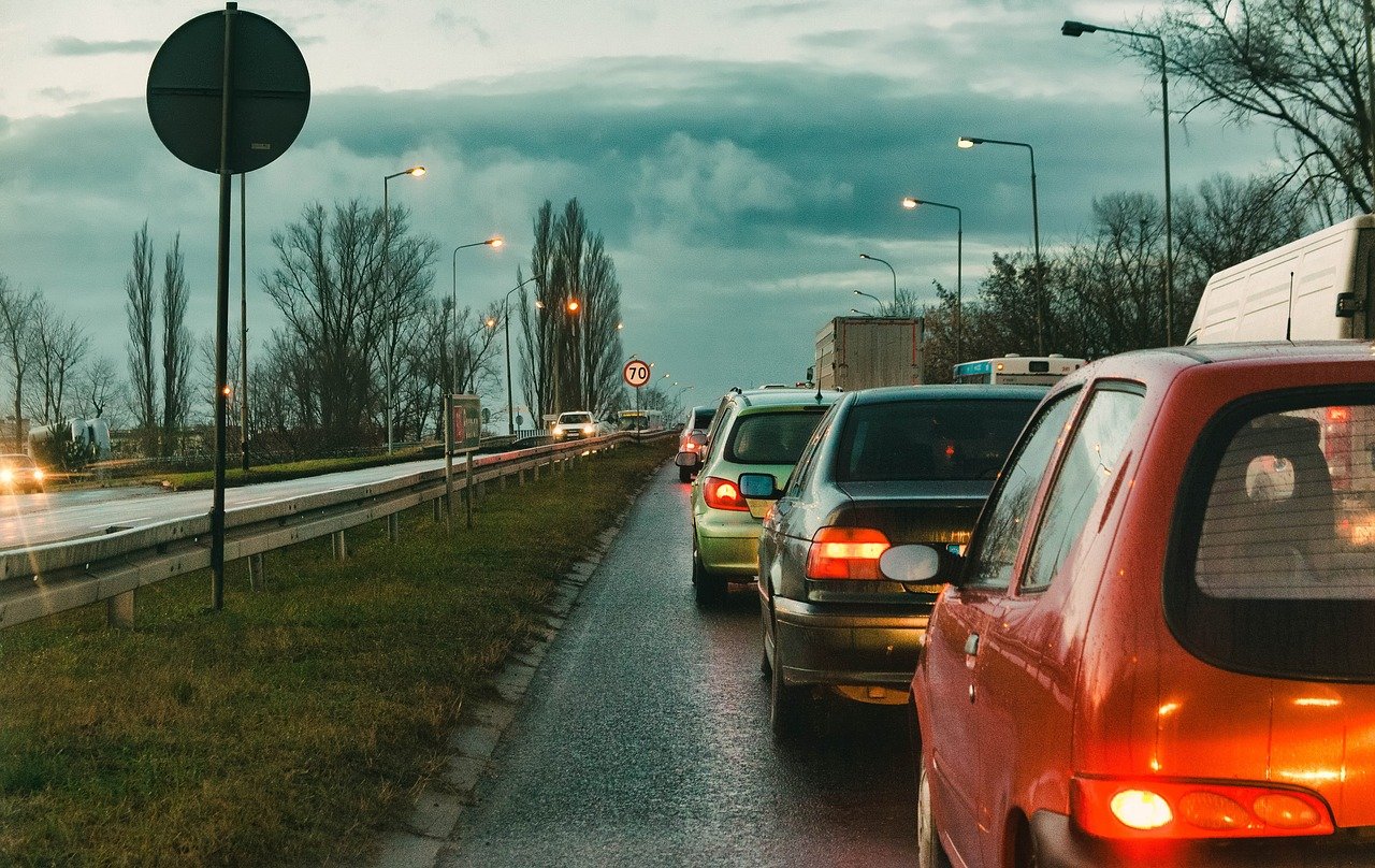 samochody stojące w korku