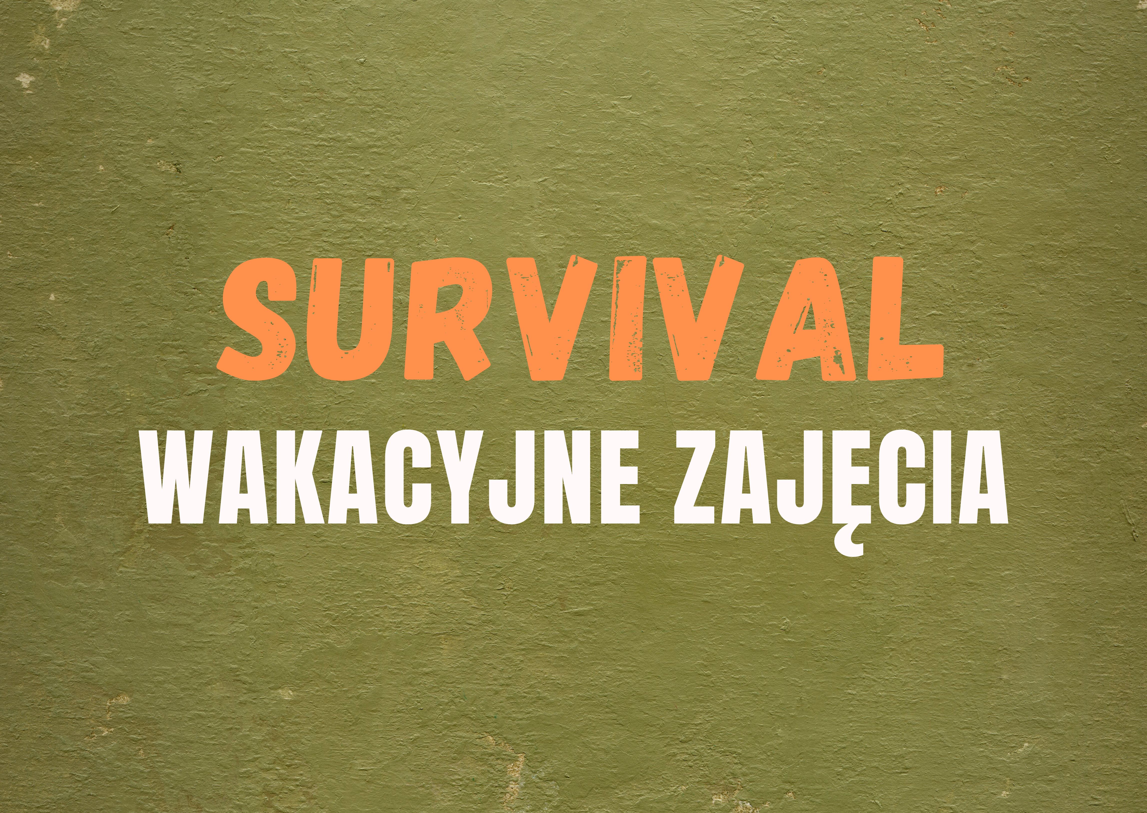 Grafika przedstawia na zielonym tle napis: Survival wakacyjne zajęcia
