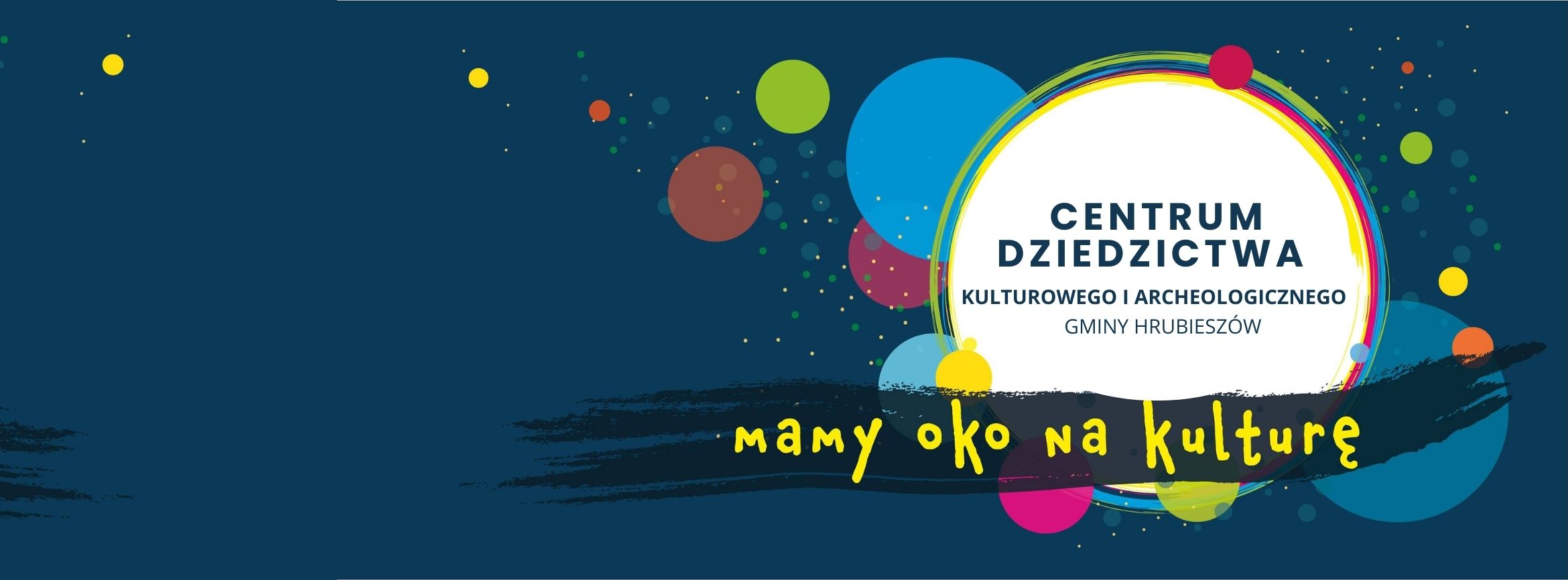 Kolorowe kropki dookoła największej z białym tłem, napis: Centrum Dziedzictwa Kulturowego i Archeologicznego Gminy Hrubieszów Na granatowym podłużnym kształcie napis mamy oko na kulturę,