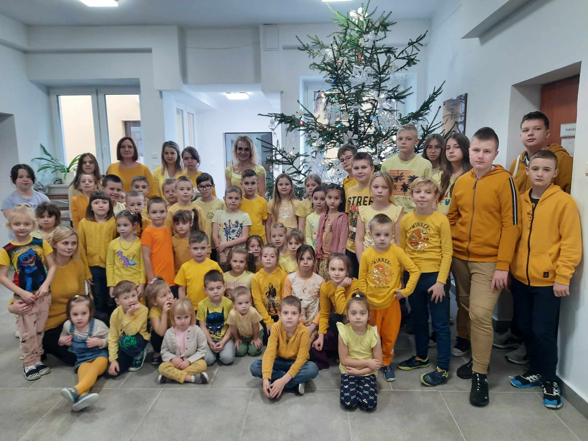 Uczniowie szkoły w żółtych ubraniach