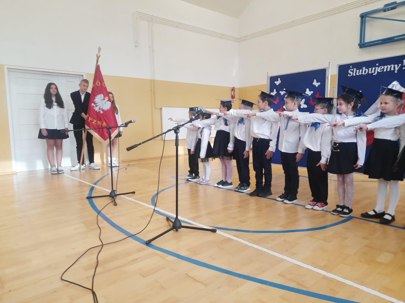 Pierwszoklasiści składają ślubowanie na sztandar szkoły