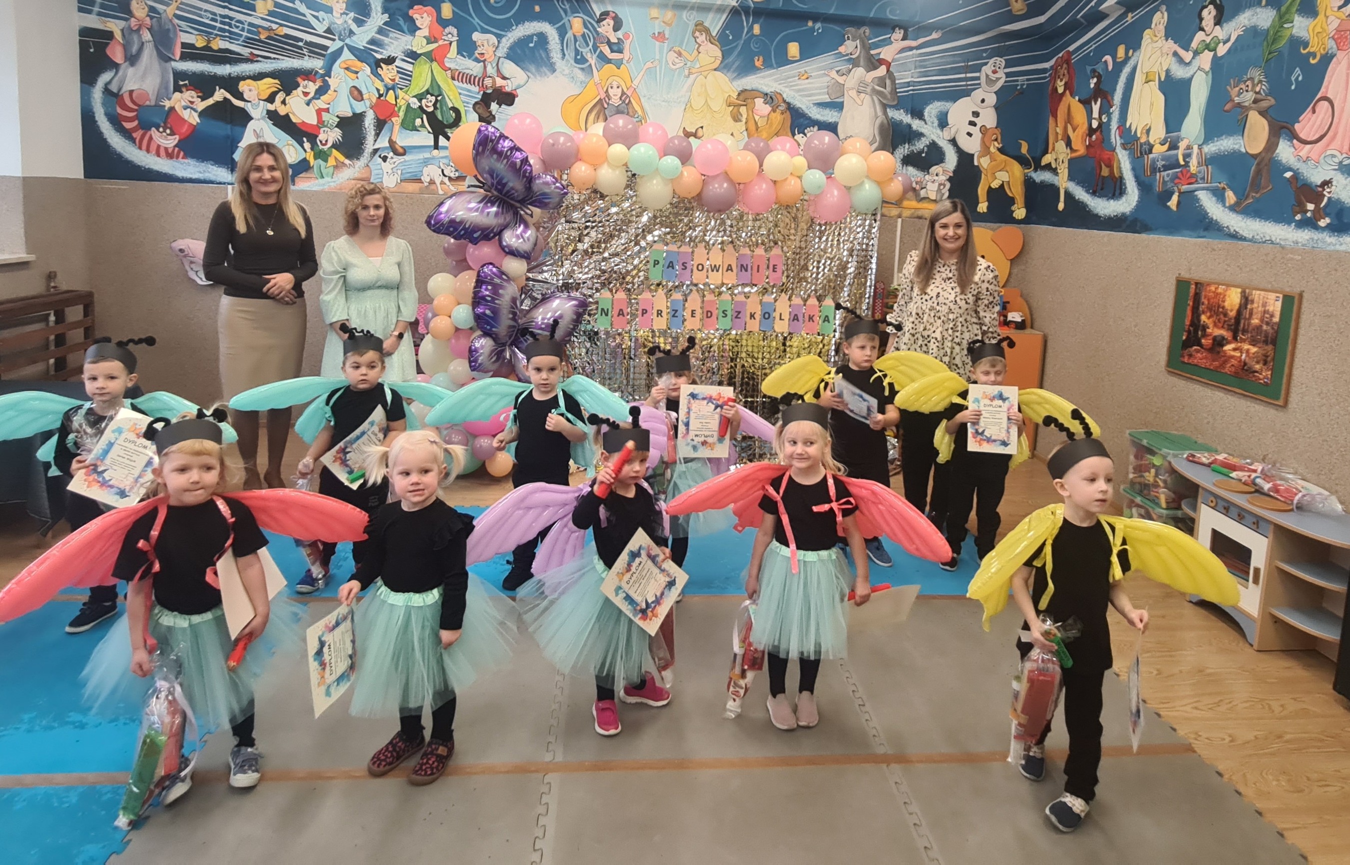 Przedszkolaki z wychowawczyniami i panią dyrektor