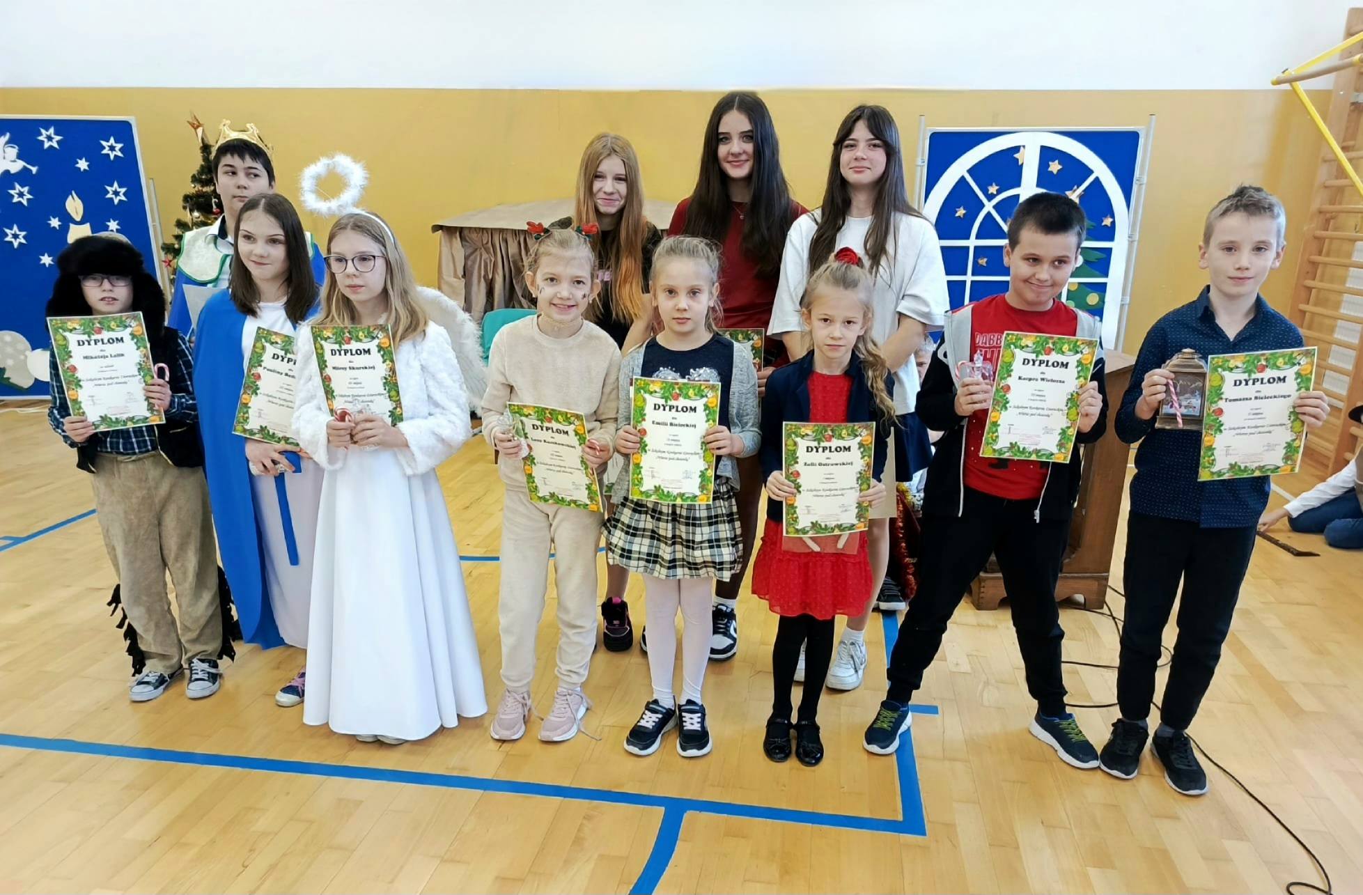 Uczestnicy konkursu z pamiątkowymi dyplomami w dłoniach