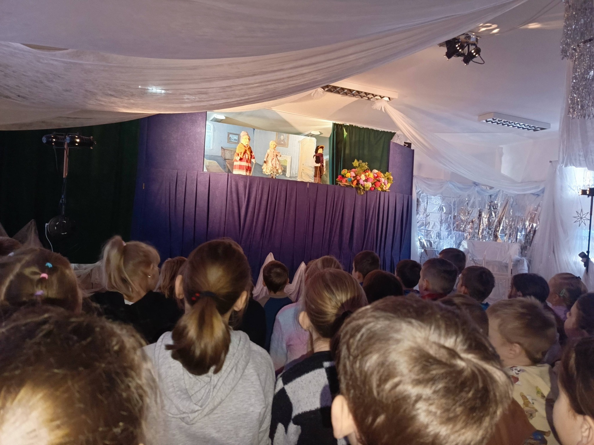 Uczniowie oglądają spektakl kukiełkowy