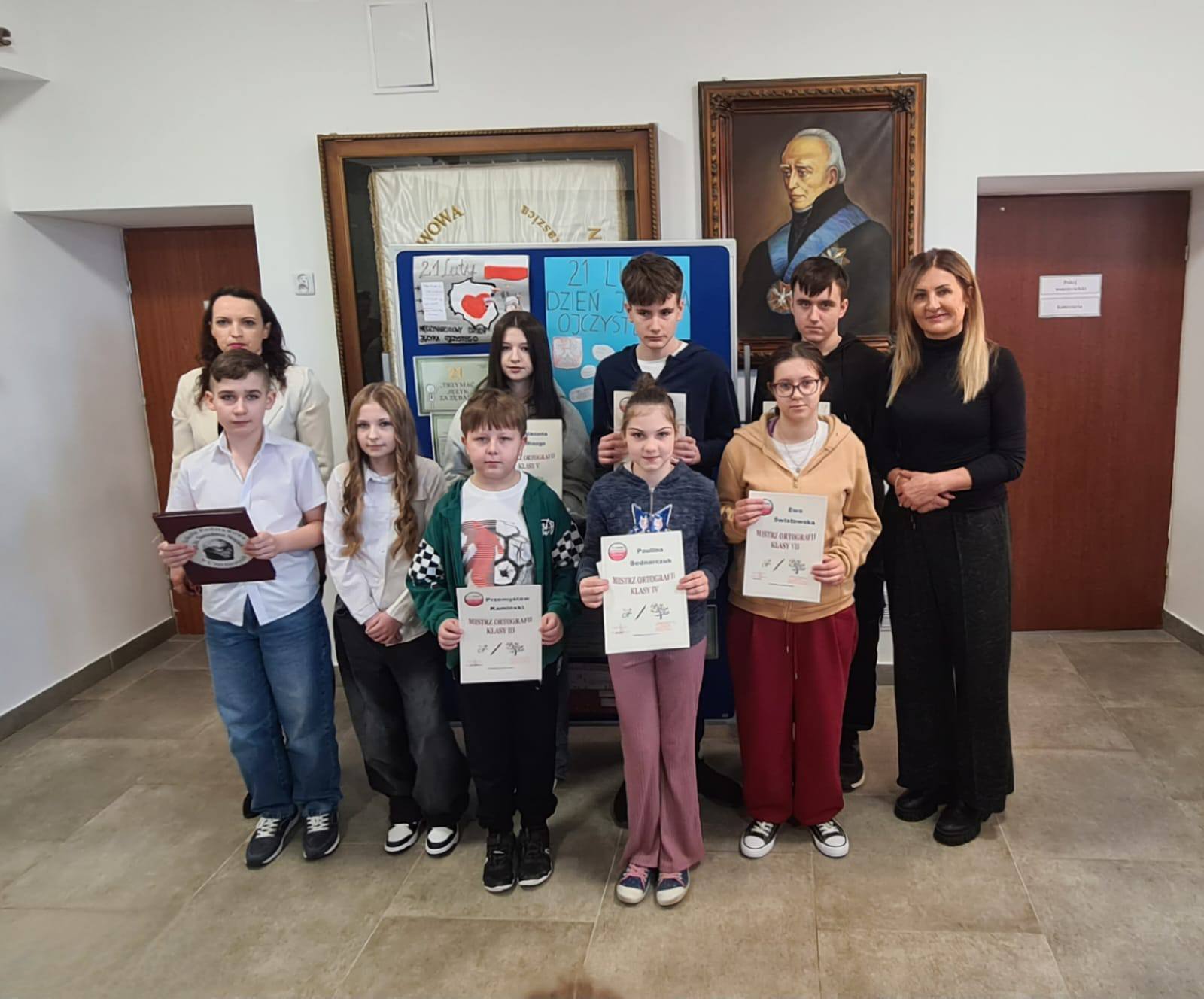 Pani Dyrektor, nauczycielka języka polskiego i uczniowie - mistrzowie ortografii