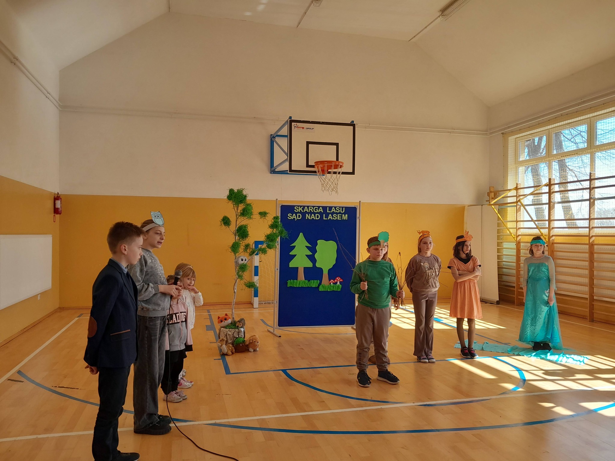 Uczniowie klasy czwartej podczas występu pod tytułem "Skarga Lasu"