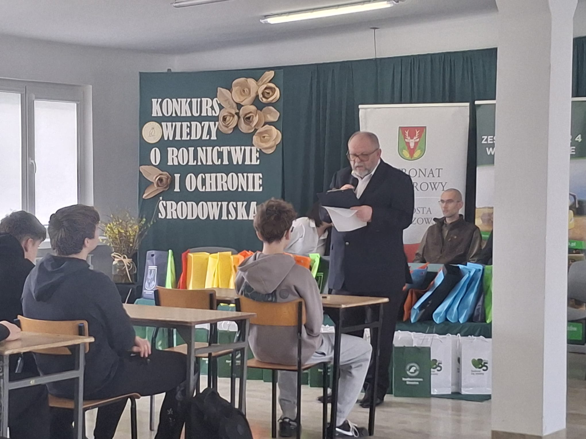 Dyrektor szkoły rolniczej wita wszystkich zebranych uczniów