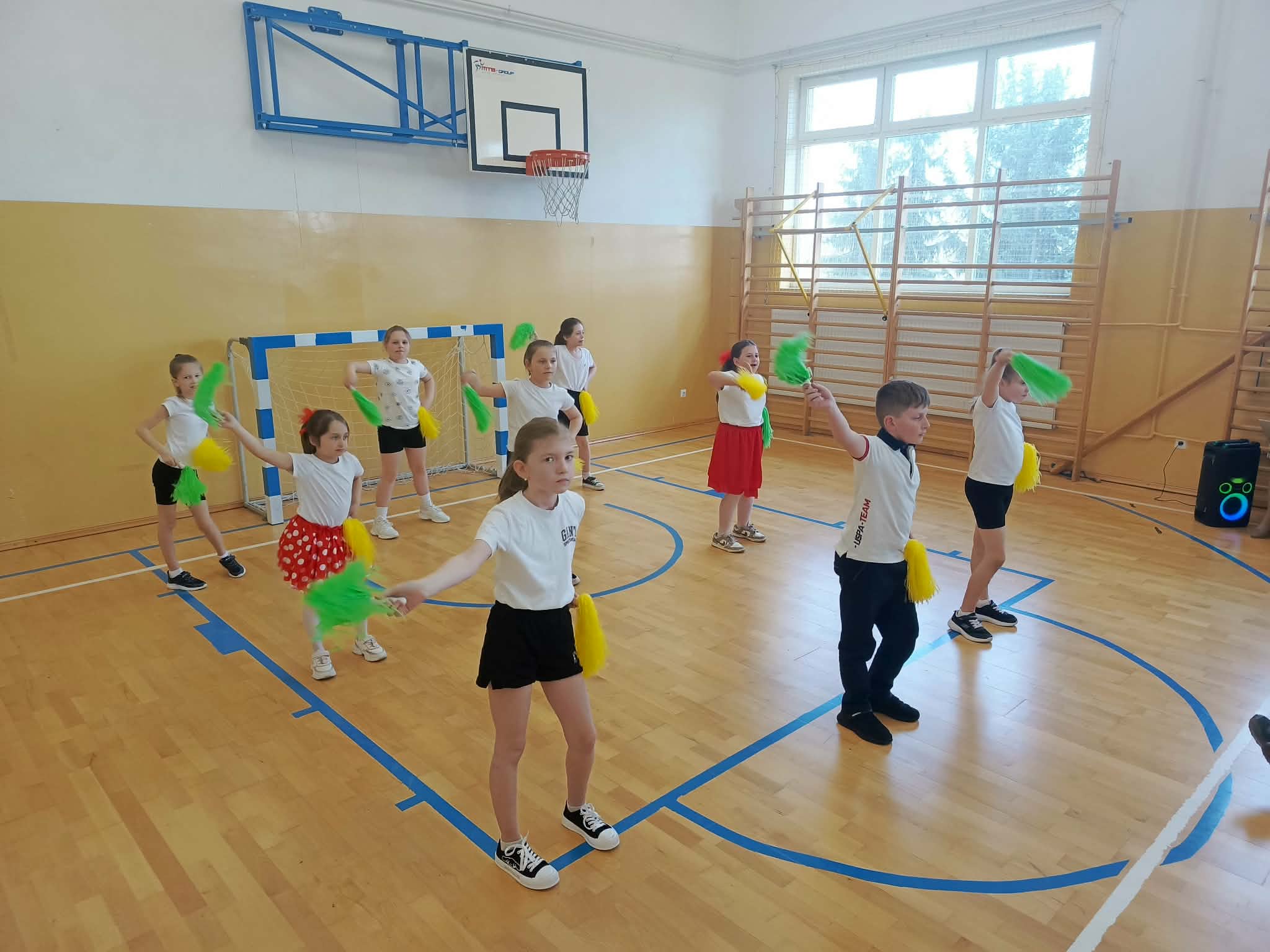 Uczniowie klas młodszych podczas tańca z pomponami
