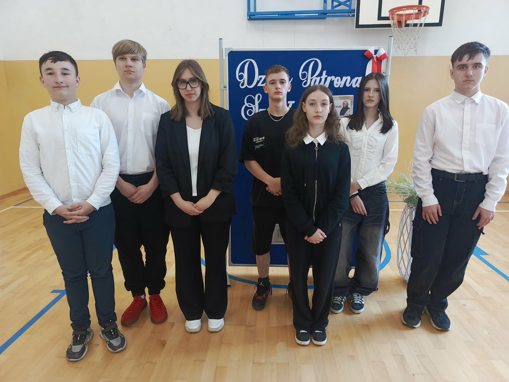 Uczniowie uczestniczący w uroczystym apelu z okazji Dnia Patrona Szkoły