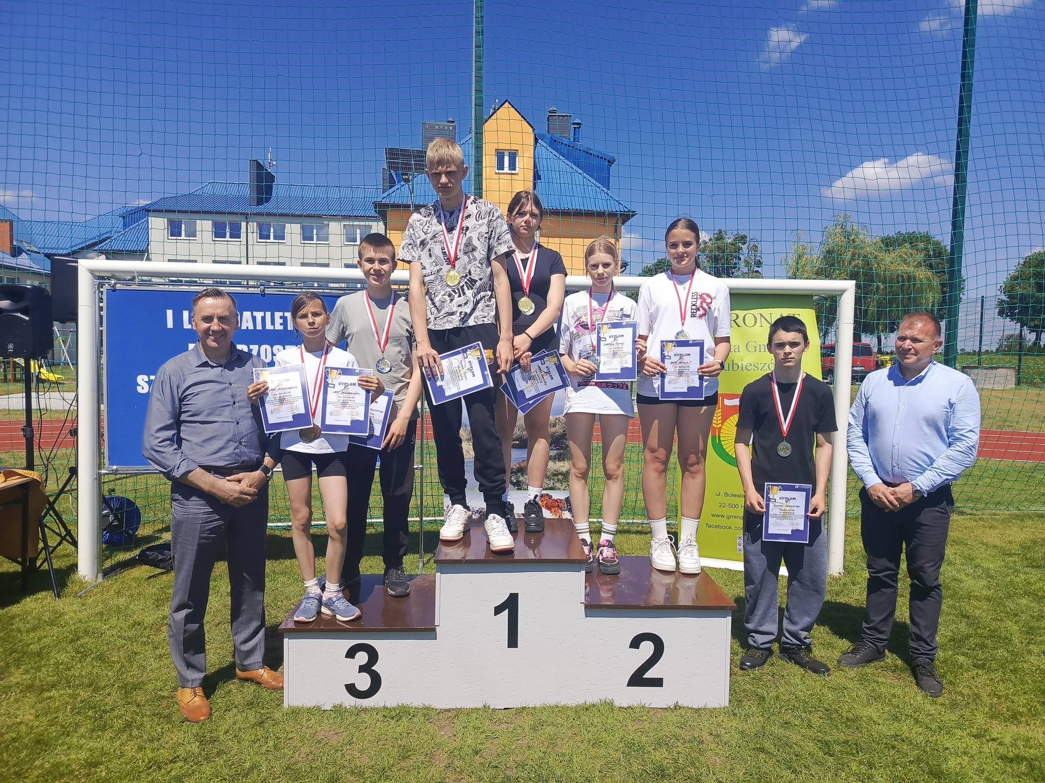 Zwycięzcy zawodów lekkoatletycznych z naszej szkoły na podium z panem Wójtem
