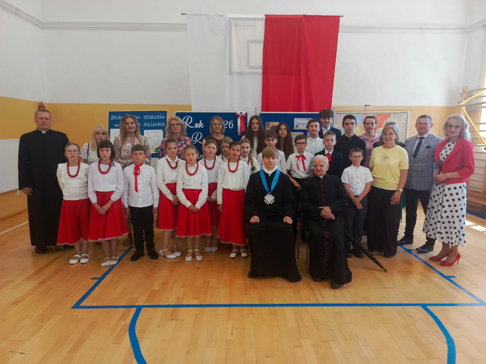 Uczniowie i zaproszeni goście na pamiątkowej fotografii
