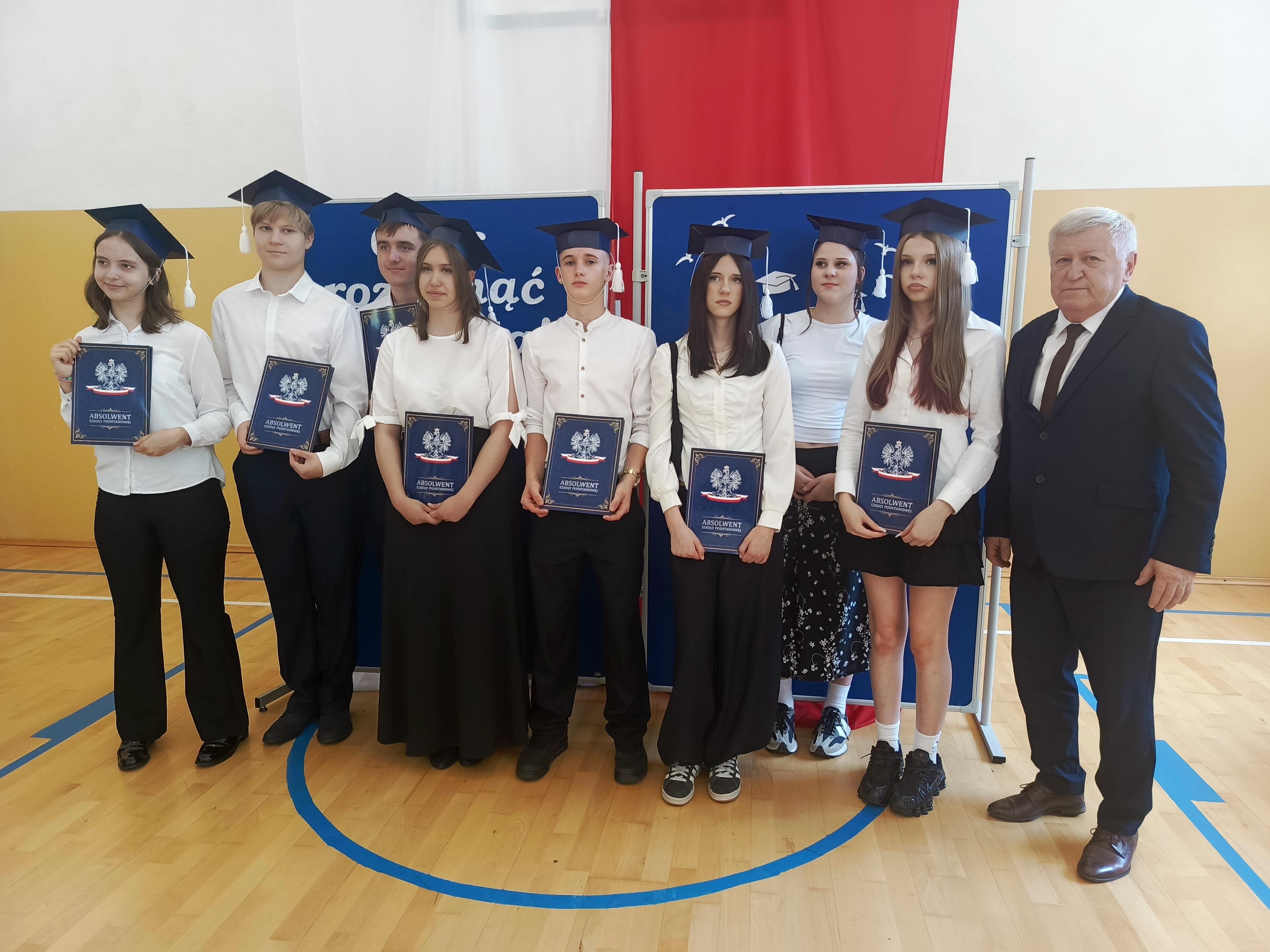 Uczniowie klasy ósmej z wychowawcą