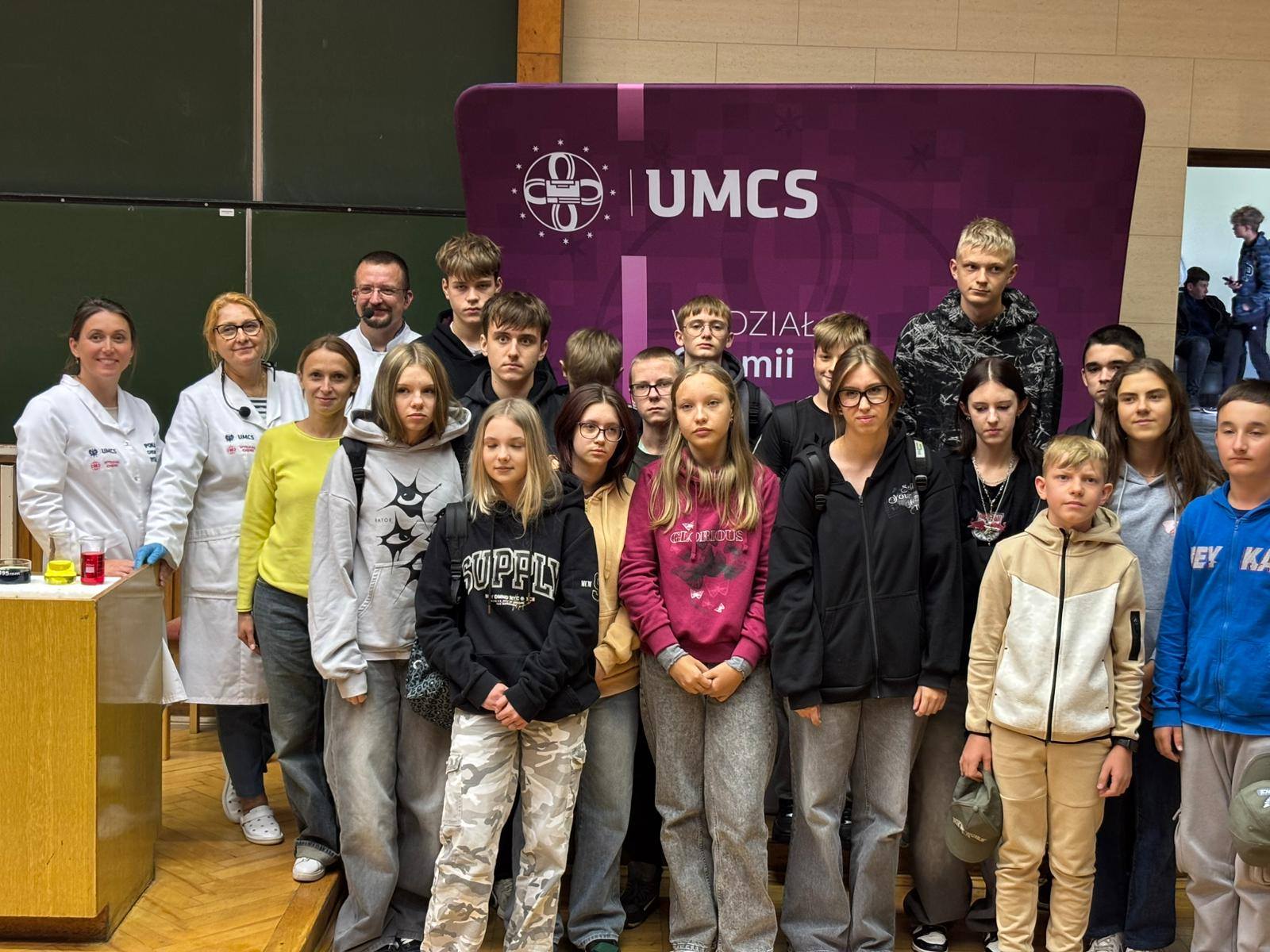 Uczniowie klasy siódmej i ósmej z wykładowcami prowadzącymi pokazy