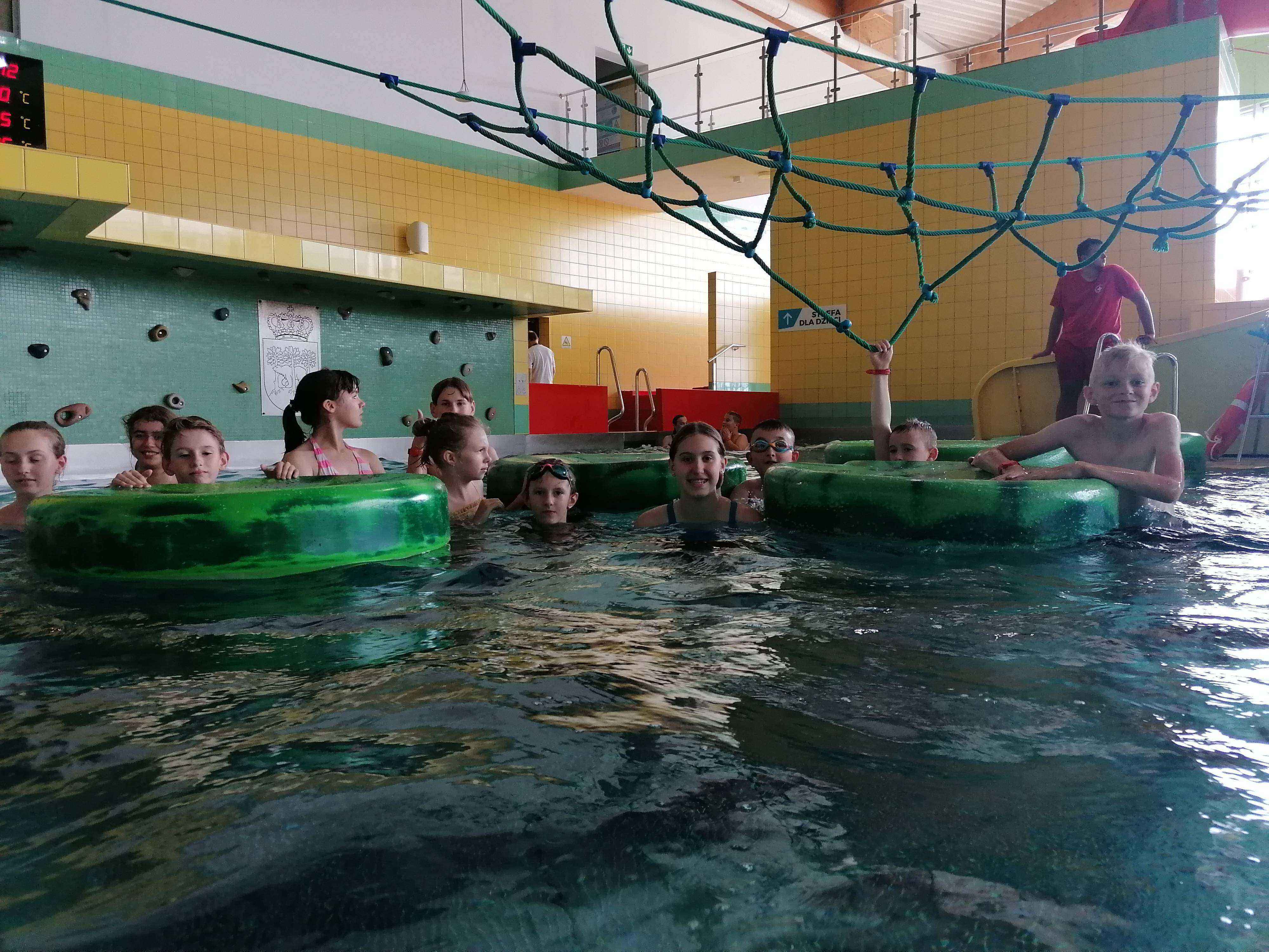 Uczniowie w basenie