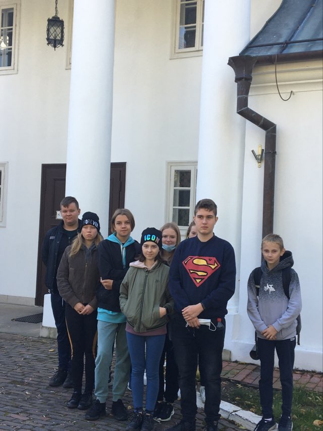 Uczniowie klasy VIII - chłopcy i dziewczęta - przed wejściem do Muzeum im. ks Stanisława Staszica w Hrubieszowie