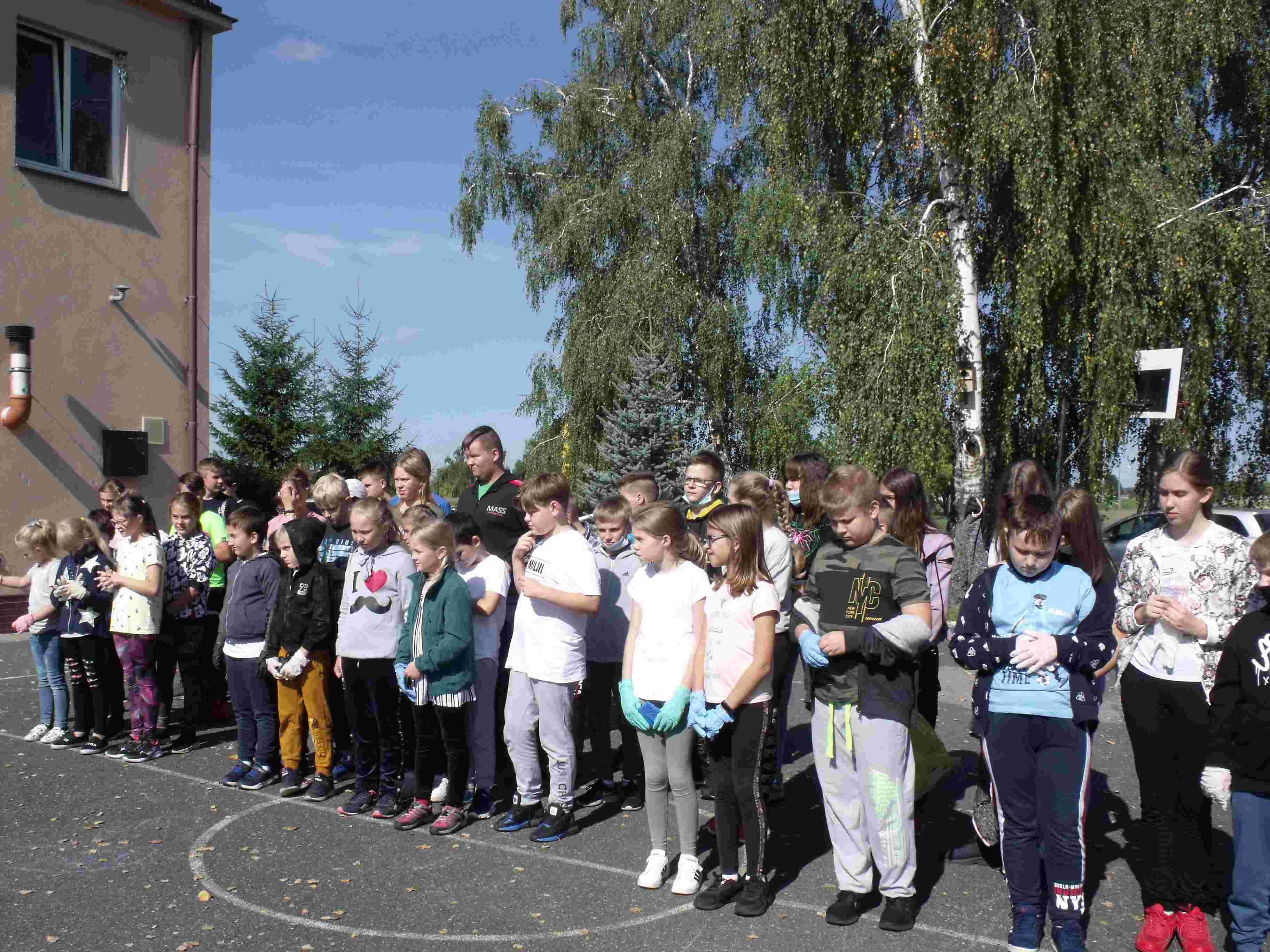 Uczniowie szkoły na zbiórce przed budynkiem