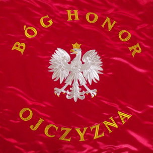 Sztandar szkoły zawierający Godło oraz napis " BÓG HONOR OJCZYZNA"