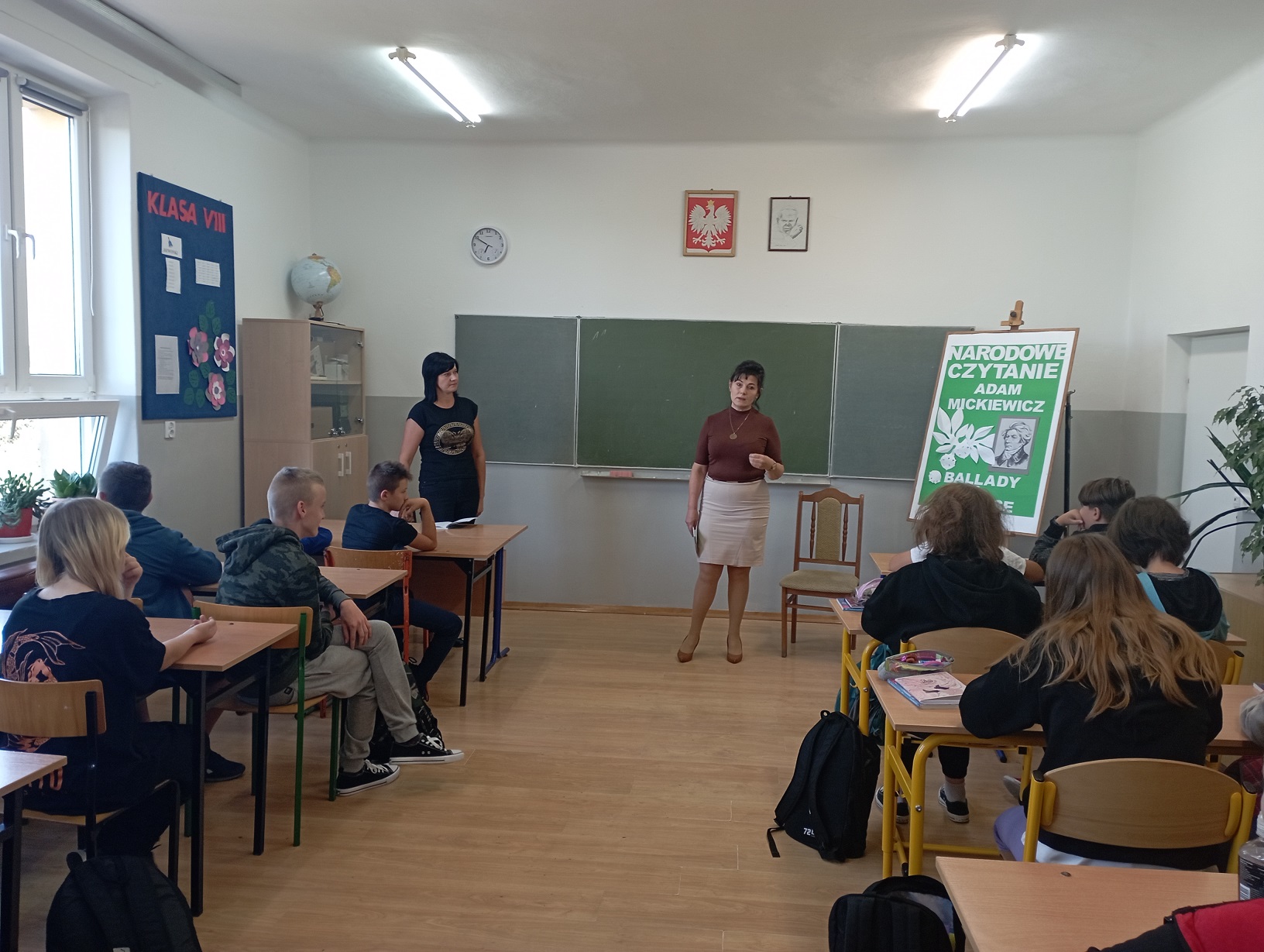 Pani bibliotekarka informuje uczniów o idei Narodowego Czytania.