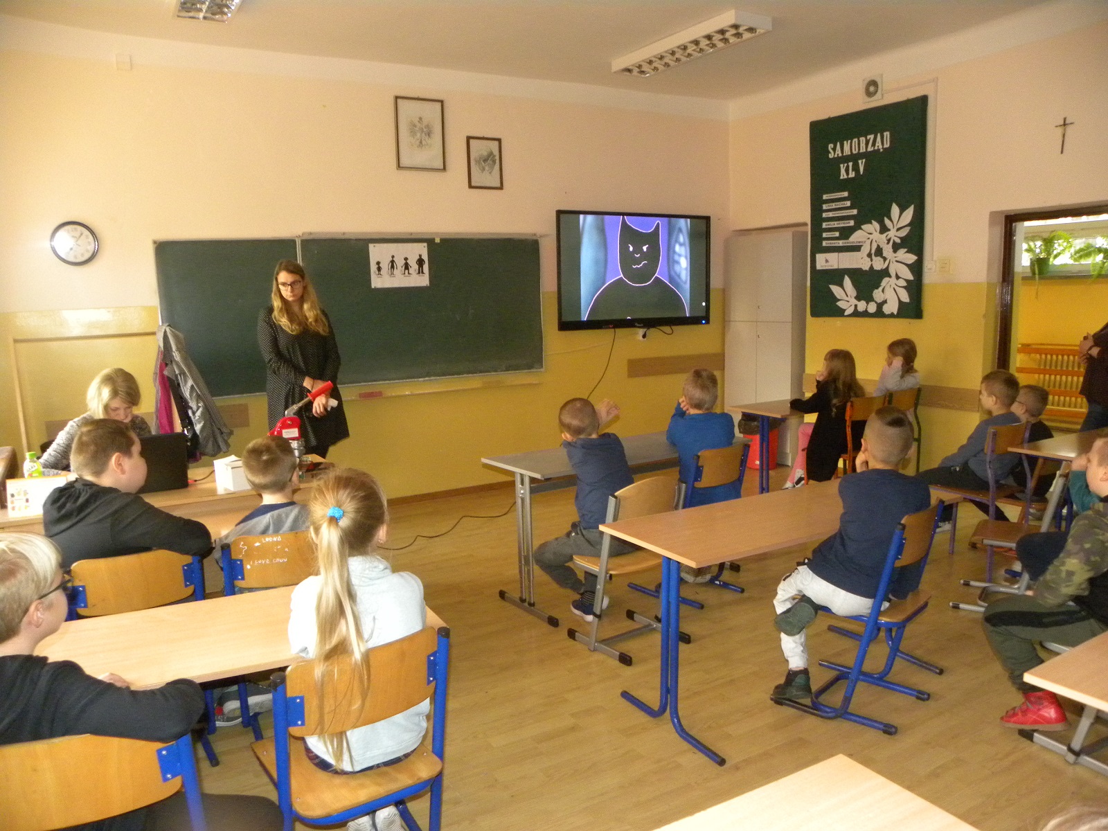 Dzieci z klas 1-3 oglądają filmik edukacyjny