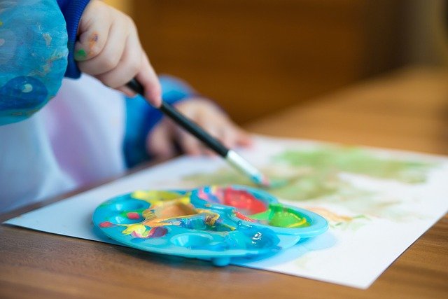 Dziecko maluje farbami
