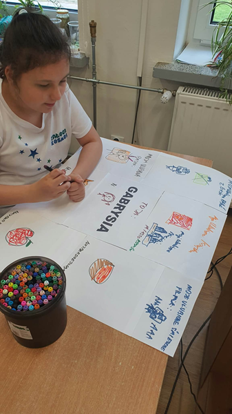 Grafika ilustrująca uczennicę podczas warsztatów
