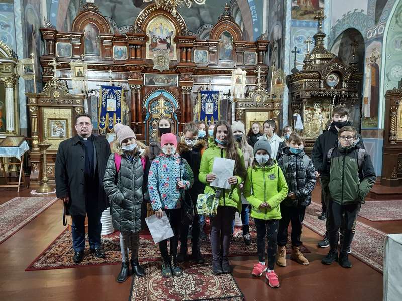 Grafika ilustrująca uczniów w Cerkwi