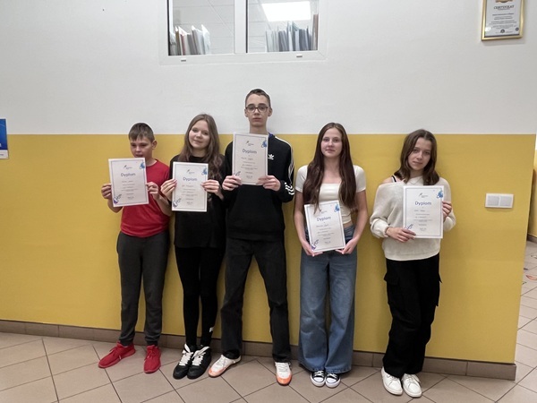 Grafika ilustrująca uczniów z certyfikatami