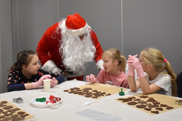 Grafika ilustrująca Mikołaja z dziećmi