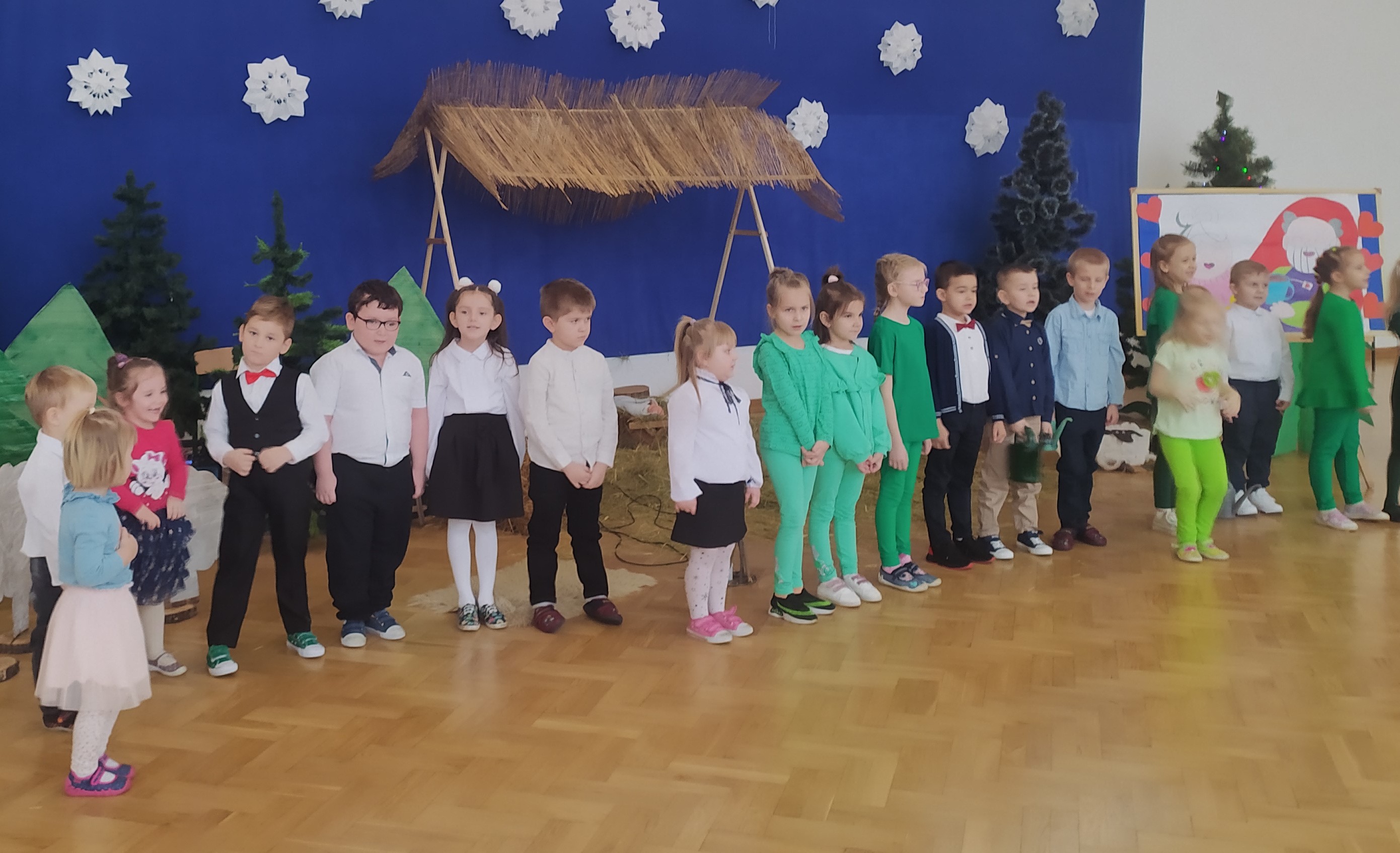 Dzieci biorą udział w uroczystości z okazji Dnia Babci i Dziadka