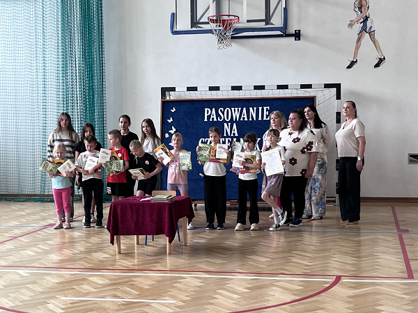Grafika z uroczystości pasowania na czytelnika