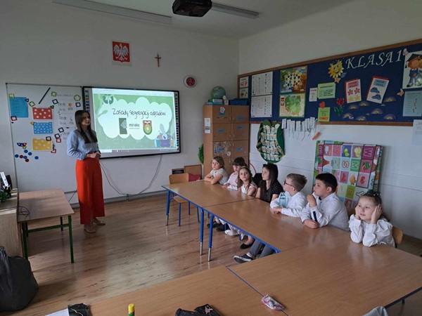 Grafika ilustrująca uczestników spotkania