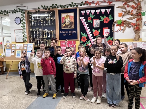 Grafika ilustrująca uczestników dnia Patrona szkoła