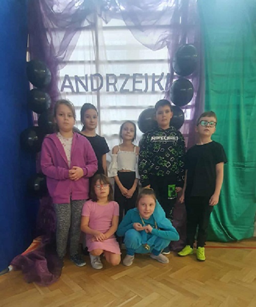 Grafika ilustrująca uczniów podczas zabawy andrzejkowej