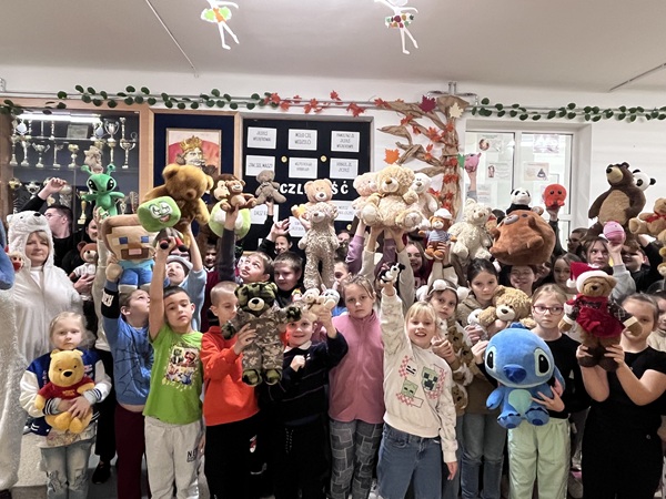 Grafika ilustrująca dzieci trzymające pluszaki