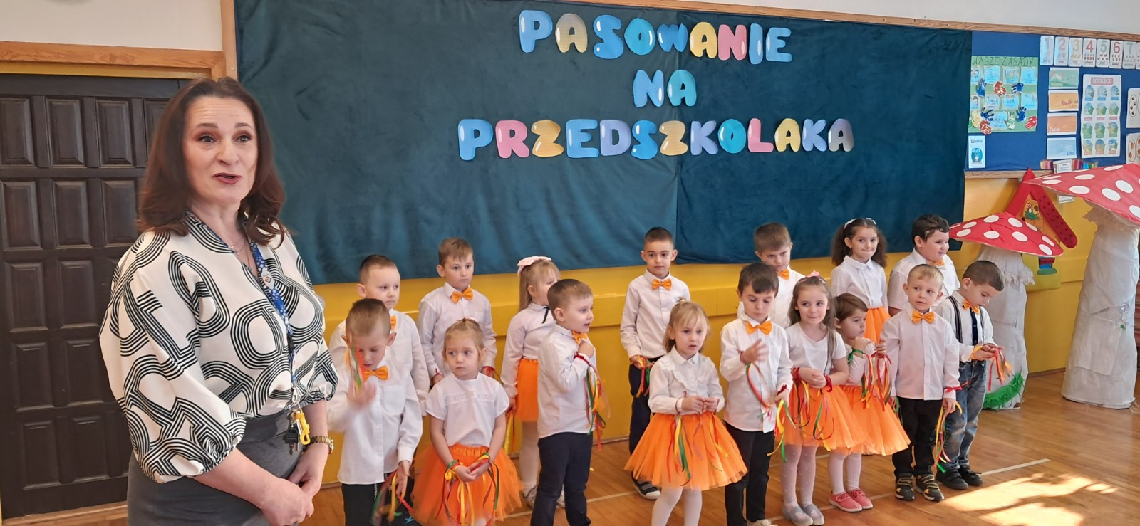 Dzieci wspólnie z Panią dyrektor prezentują się do zdjęcia.