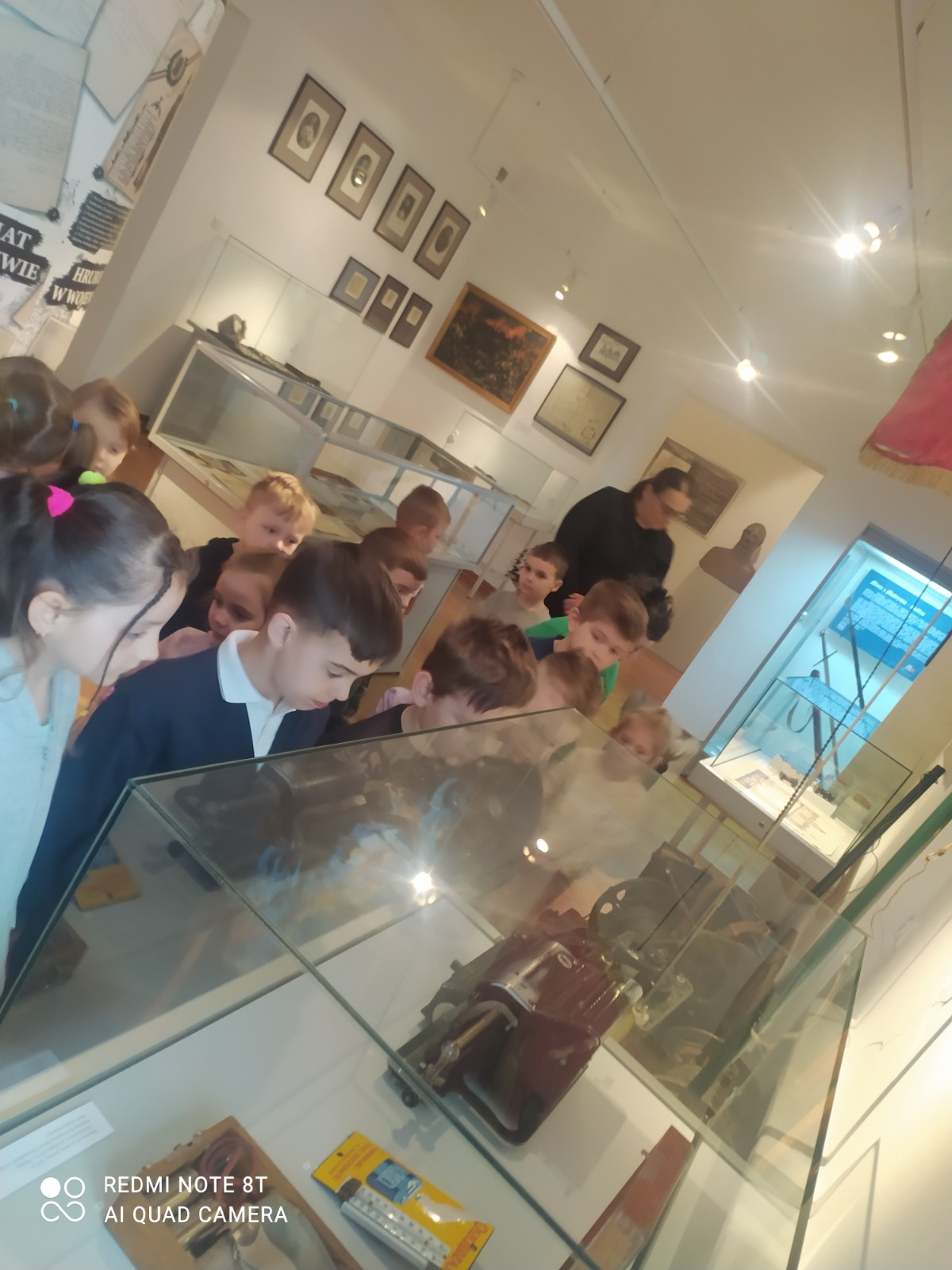Pani przewodnik oprowadza przedszkolaki po muzeum