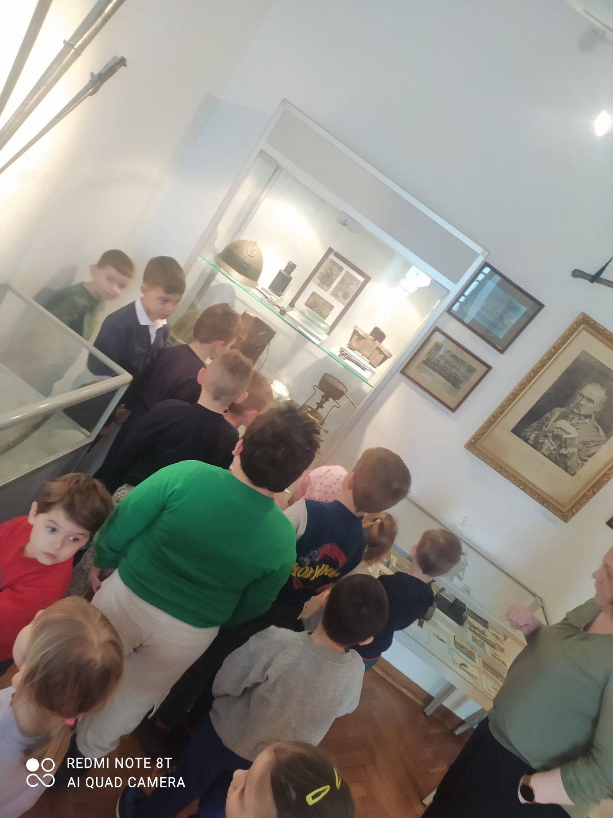 Pani przewodnik oprowadza przedszkolaki po muzeum