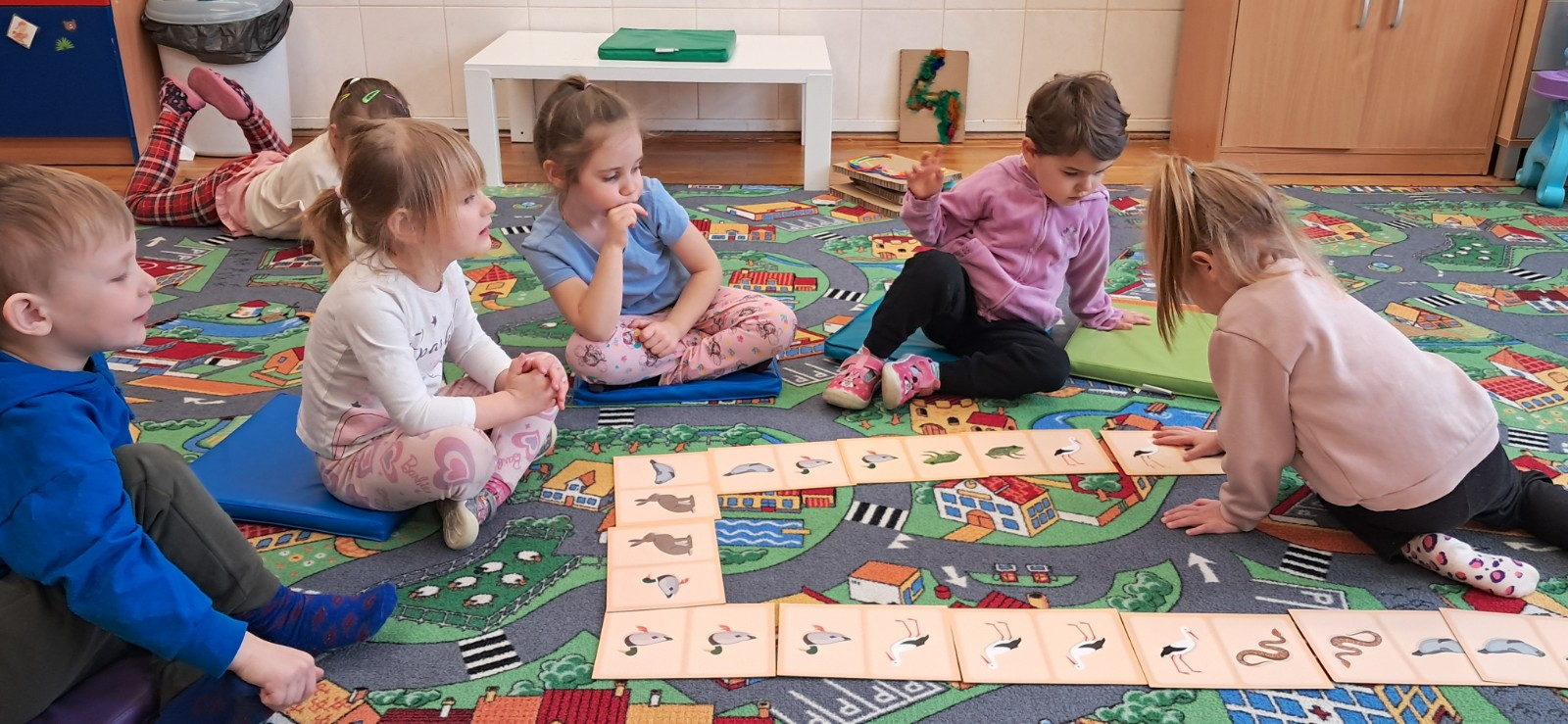 Dzieci układają domino.