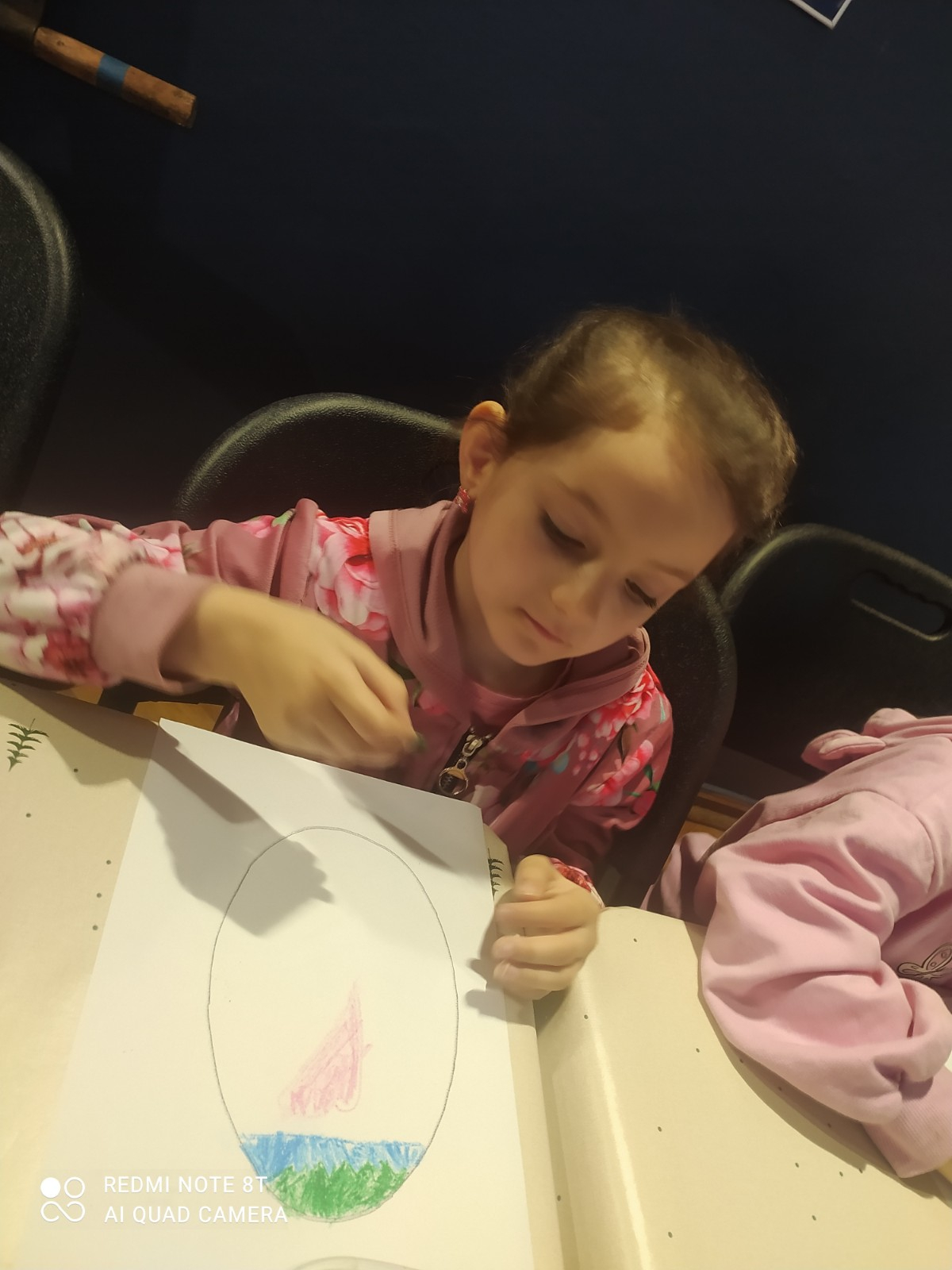 Dziecko maluje projekt pisanki wielkanocnej.