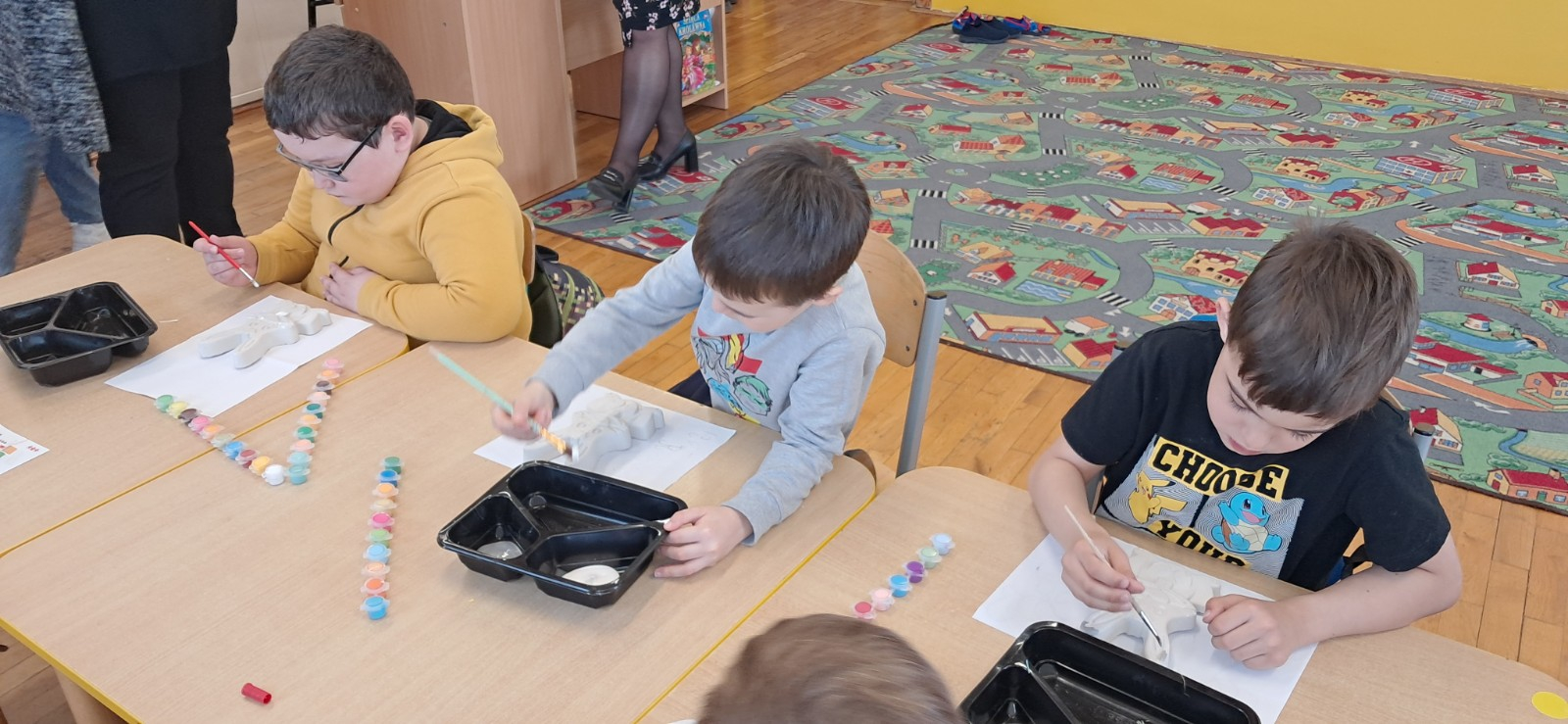 Dzieci wykonują pracę techniczną na warsztatach.