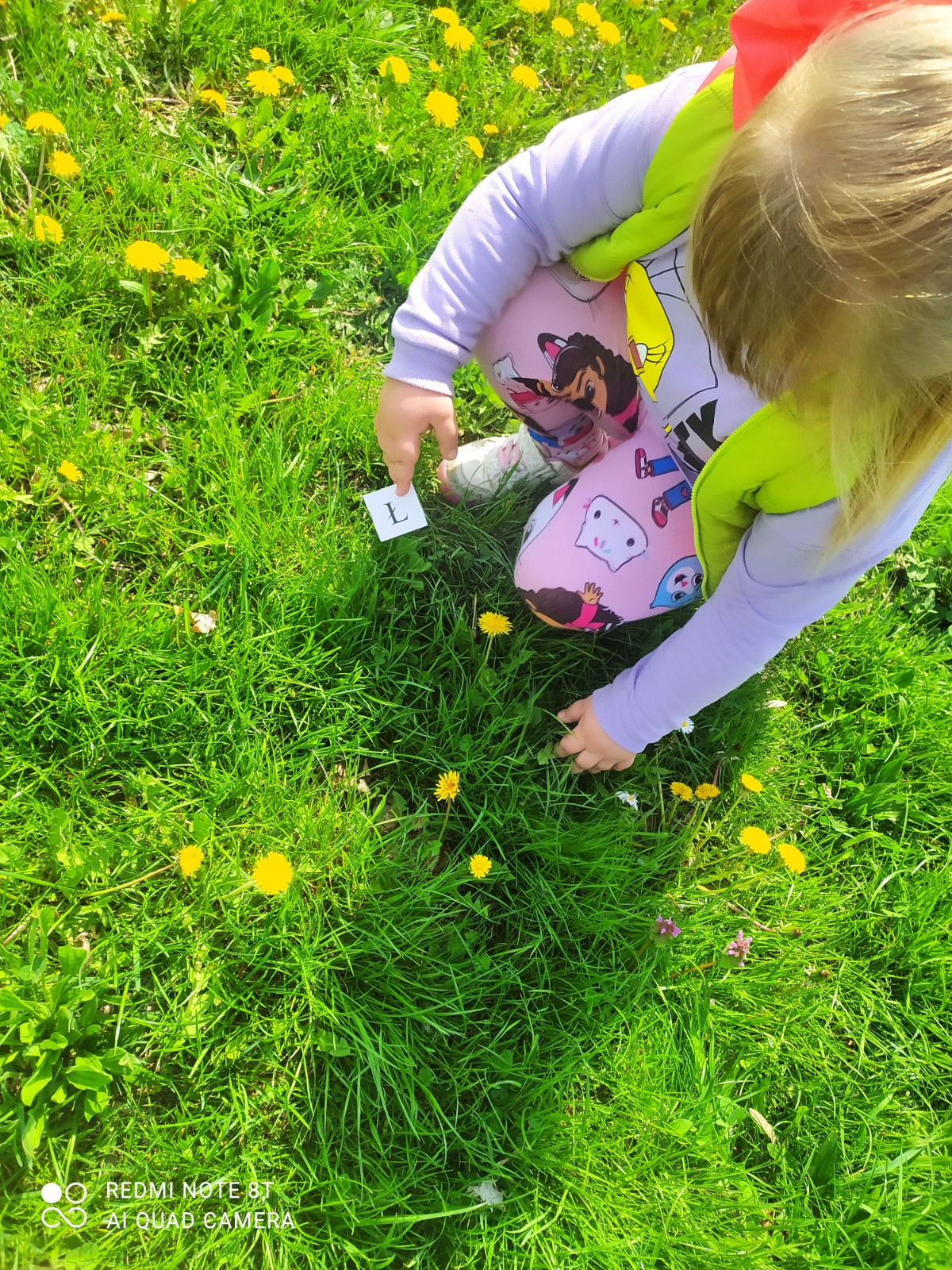 Dziecko bierze udział w grze terenowej 