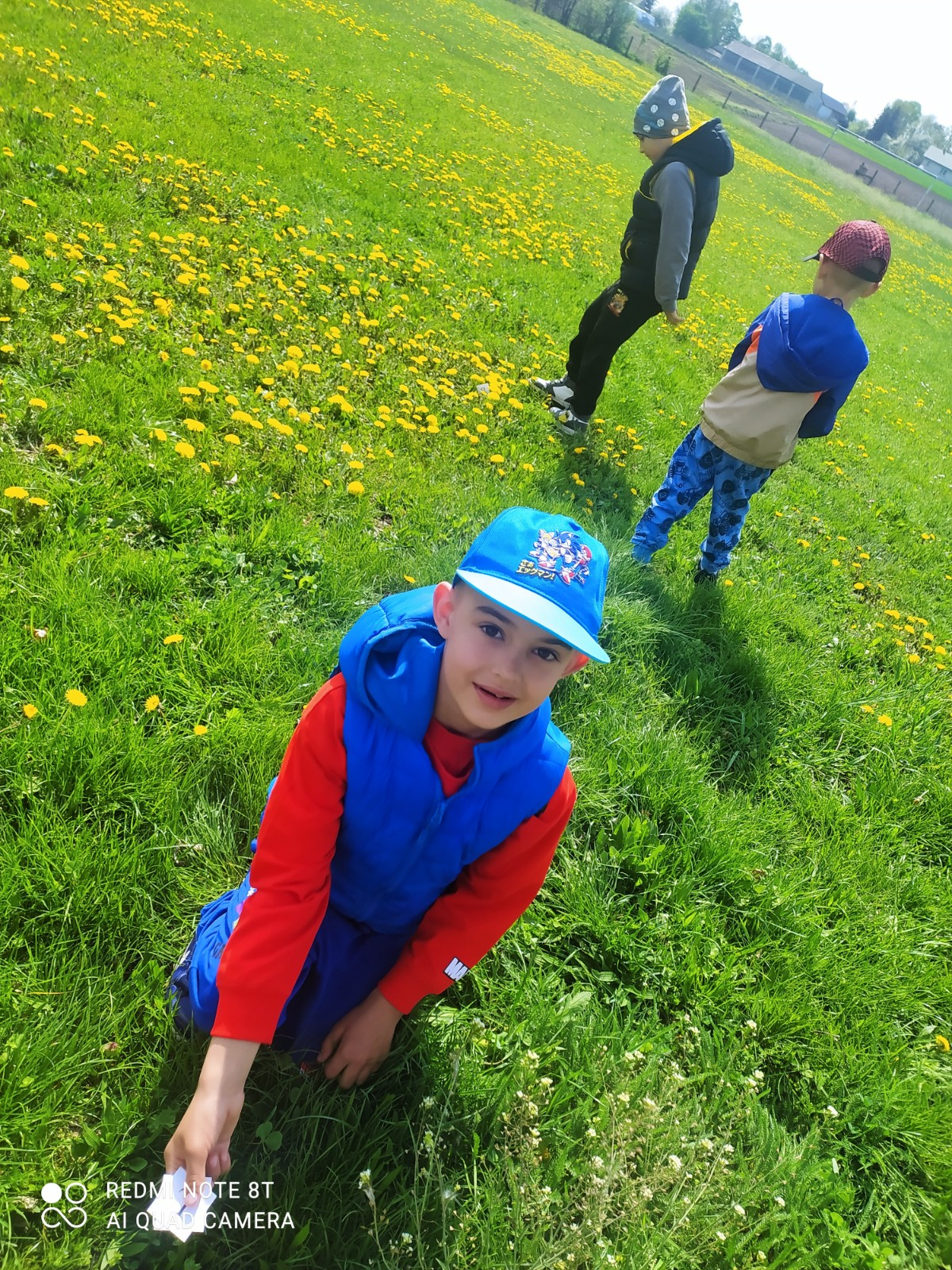 Dzieci bierą udział w grze terenowej 