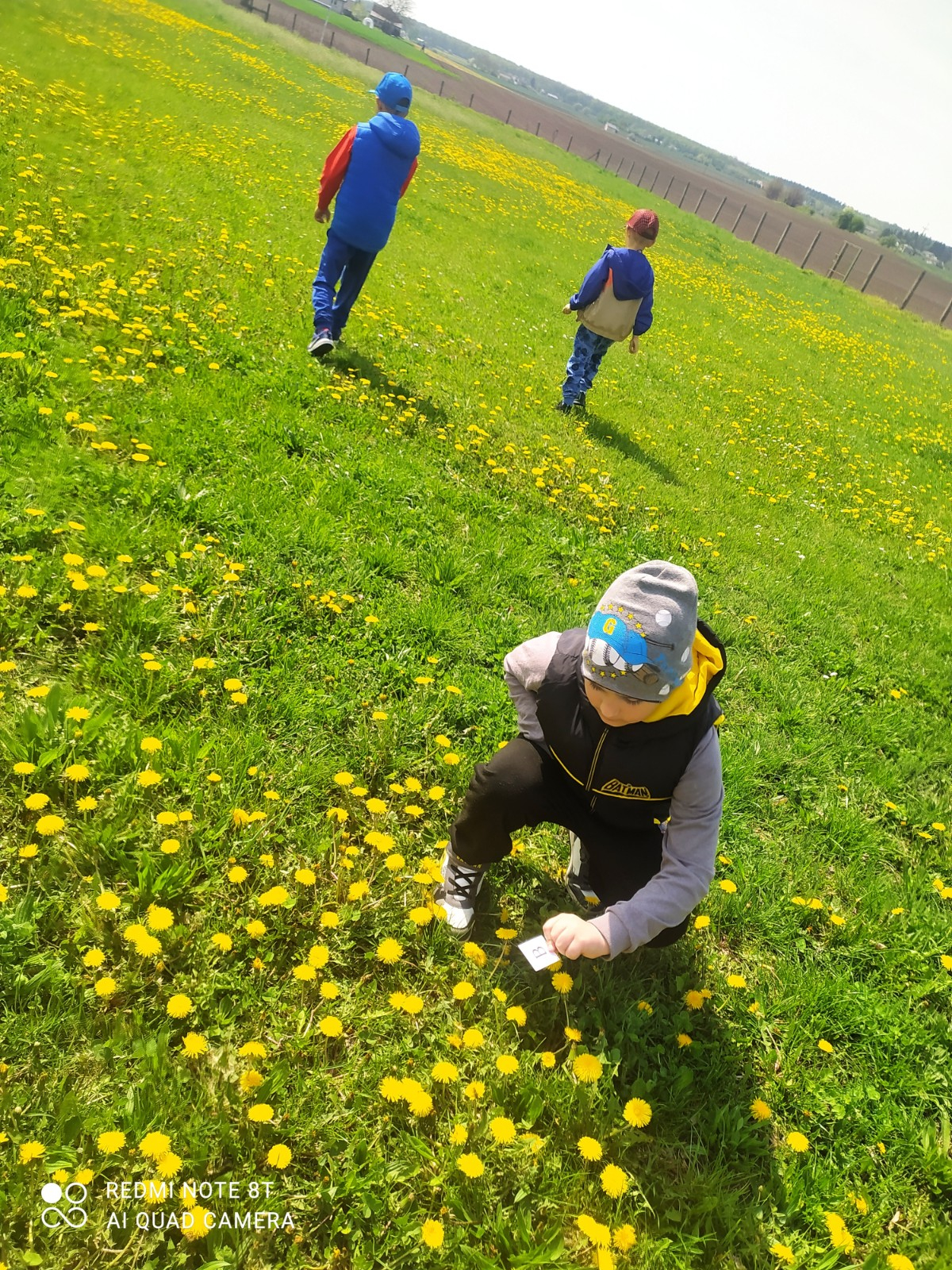 Dzieci bierą udział w grze terenowej 