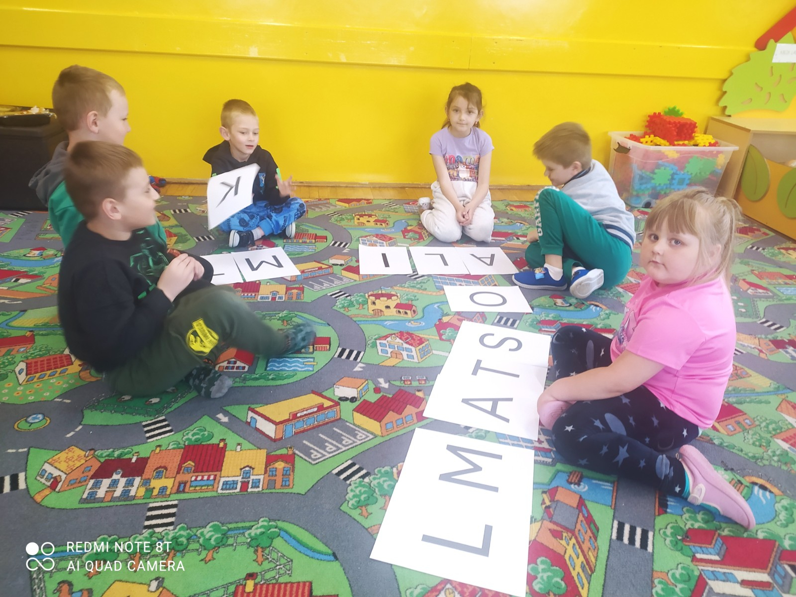 Dzieci tworzą wyrazy.