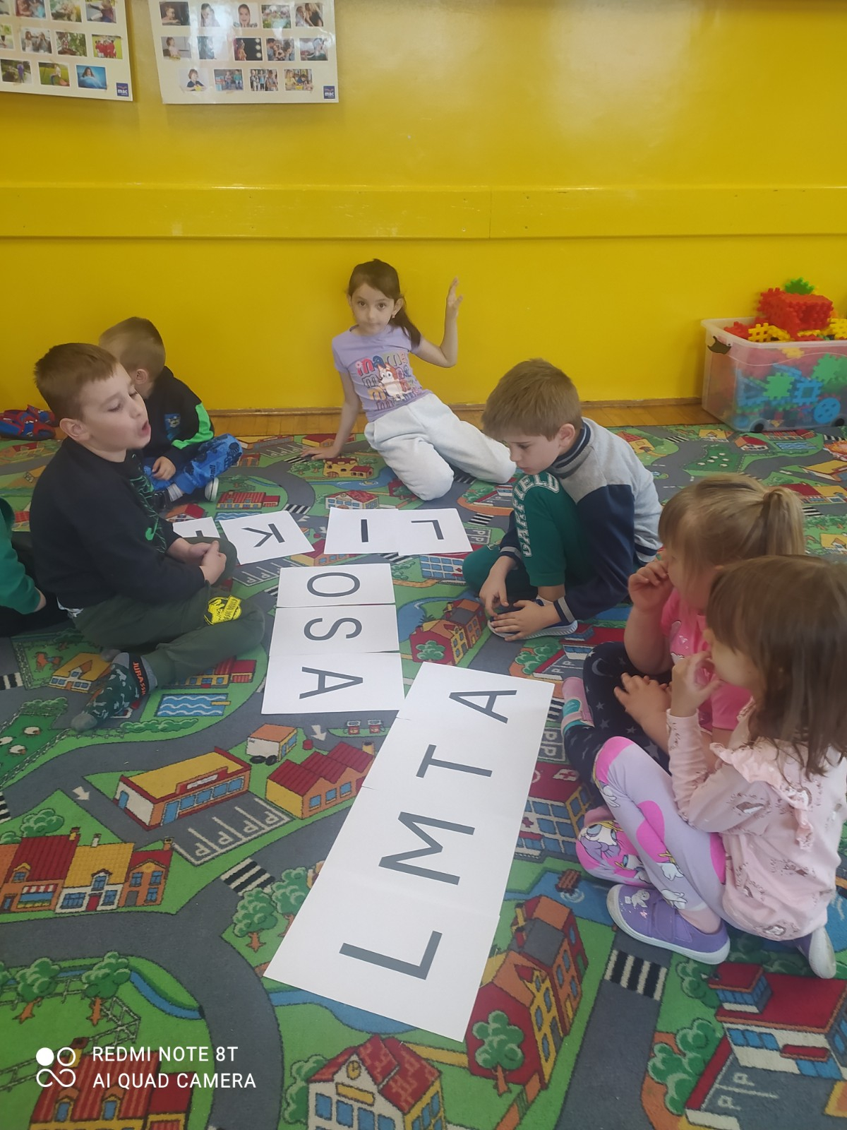 Dzieci tworzą wyrazy.