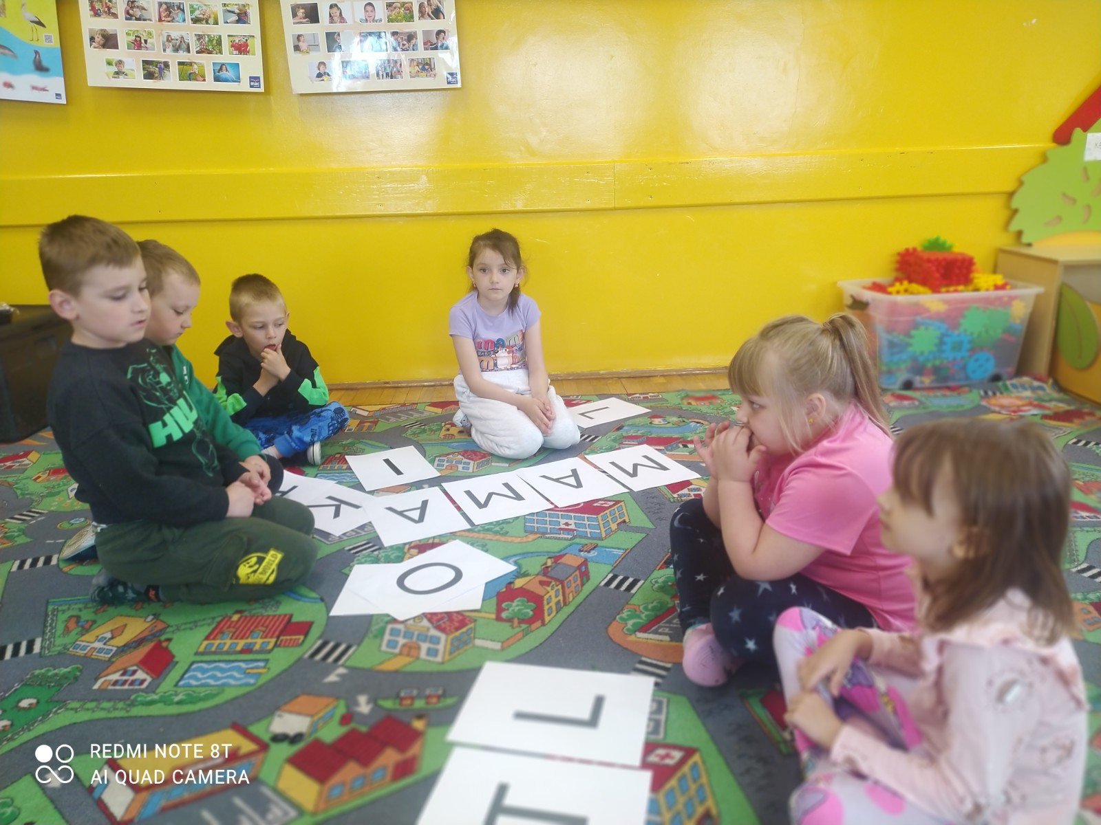 Dzieci tworzą wyrazy.