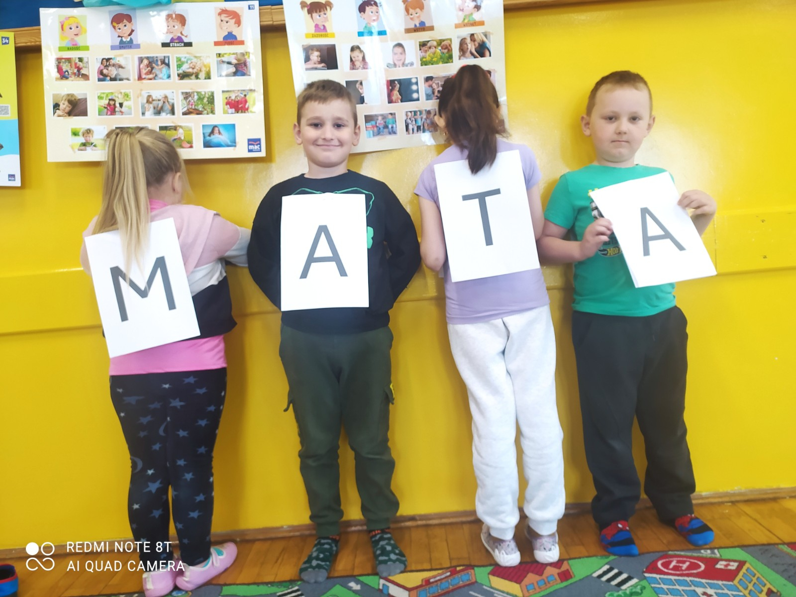 Dzieci tworzą wyrazy.