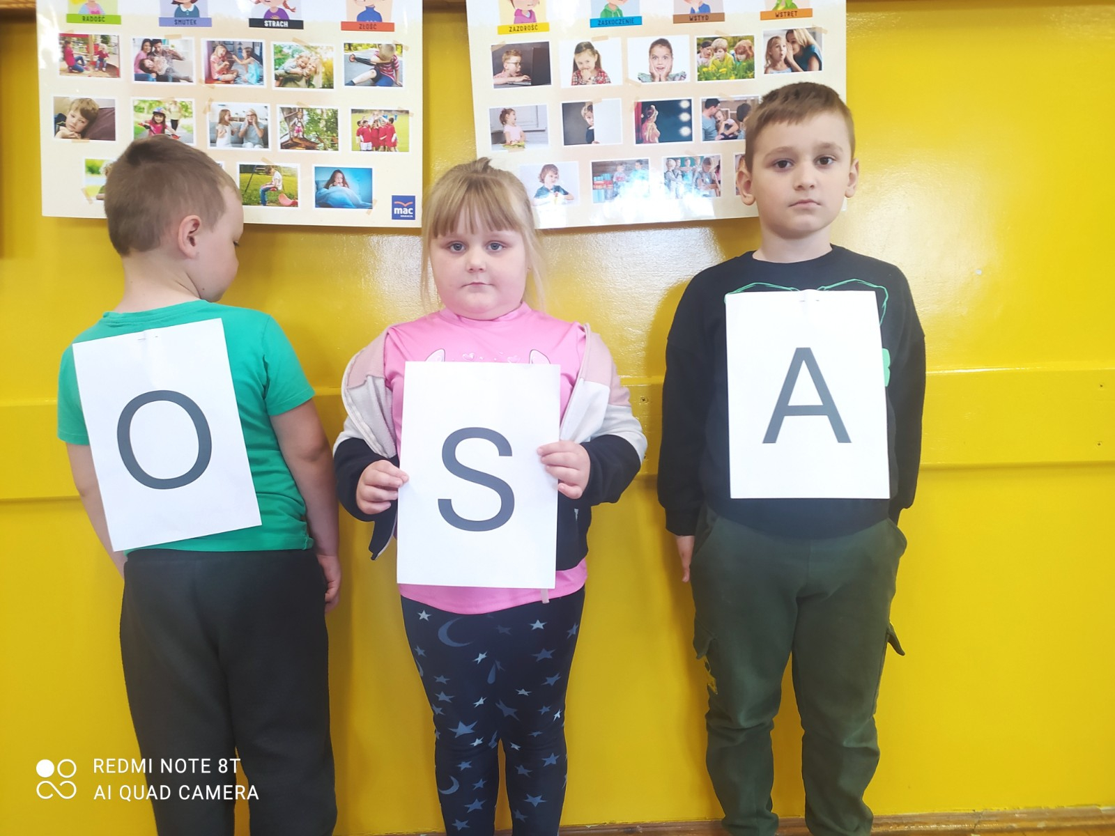 Dzieci tworzą wyrazy.